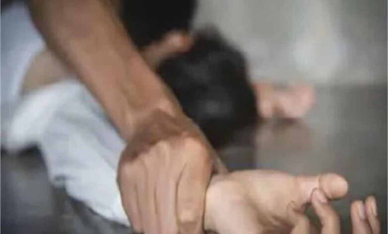 फर्जी डॉक्टर का कारनामा! इलाज के नाम पर बुलाया फॉर्महाउस, और फिर किया घिनौना कांड फर्जी डॉक्टर का कारनामा! इलाज के नाम पर बुलाया फॉर्महाउस, और फिर किया घिनौना कांड