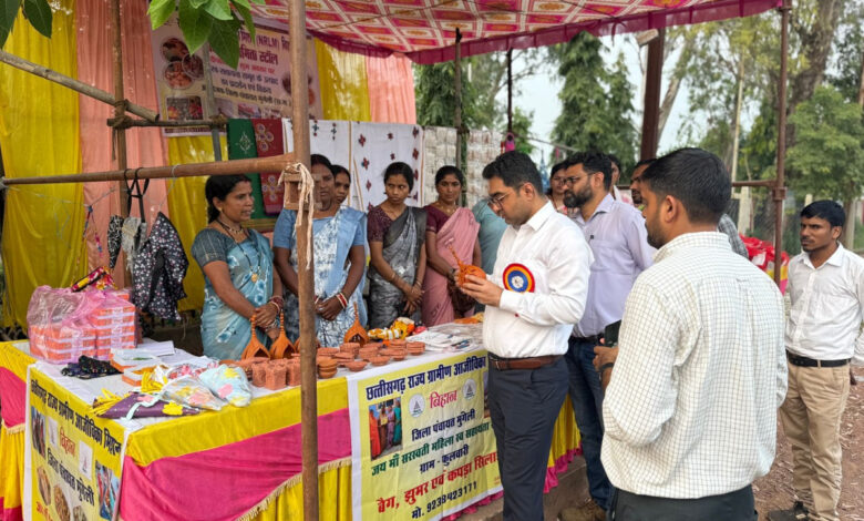 दीवाली पर ‘महिला उद्यमिता स्टॉल’ में झलकी बिहान की चमक: स्व-सहायता समूहों ने किया उत्पादों का प्रदर्शन एवं विक्रय… दीवाली पर ‘महिला उद्यमिता स्टॉल’ में झलकी बिहान की चमक: स्व-सहायता समूहों ने किया उत्पादों का प्रदर्शन एवं विक्रय…