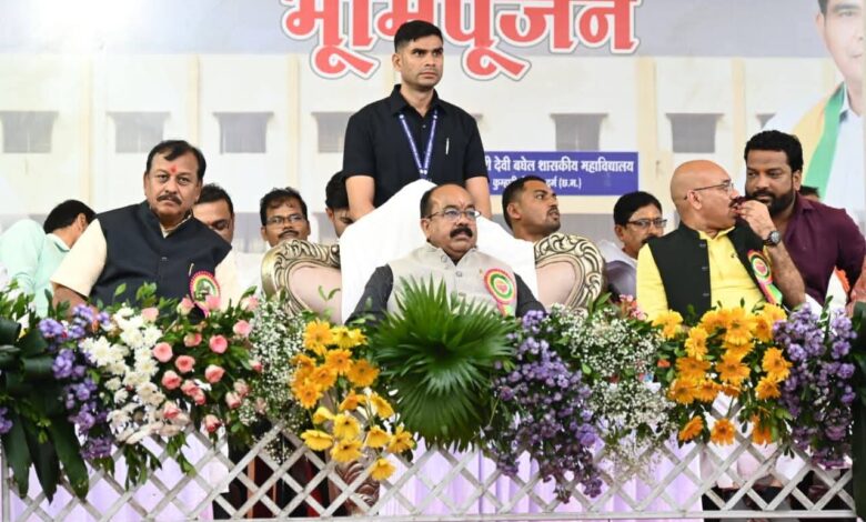 उप मुख्यमंत्री अरुण साव द्वारा कुम्हारी को 16 करोड़ के विकास कार्यों की सौगातें: महाविद्यालय भवन के बाउण्ड्रीवॉल के लिए 30 लाख देने की घोषणा की…. उप मुख्यमंत्री अरुण साव द्वारा कुम्हारी को 16 करोड़ के विकास कार्यों की सौगातें: महाविद्यालय भवन के बाउण्ड्रीवॉल के लिए 30 लाख देने की घोषणा की….