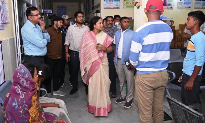 मंत्री श्रीमती लक्ष्मी राजवाड़े ने सूरजपुर जिले के ग्राम भांड़ी में उल्टी-दस्त से पीड़ित ग्रामीणों से की मुलाकात….
