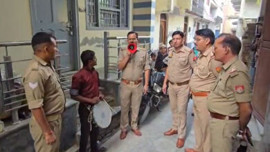 संभल हिंसा के मुख्य आरोपित शारिक साठा के खिलाफ बड़ी कार्रवाई, पुलिस ने की उद्घोषणा और संपत्ति पर चस्पा किया नोटिस