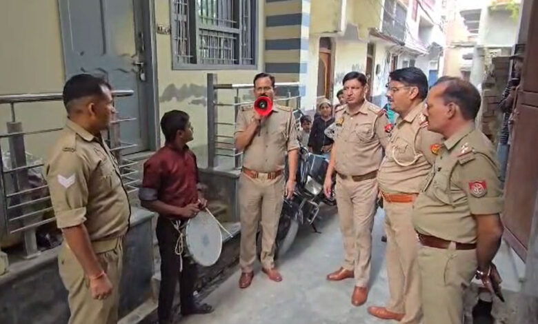 संभल हिंसा के मुख्य आरोपित शारिक साठा के खिलाफ बड़ी कार्रवाई, पुलिस ने की उद्घोषणा और संपत्ति पर चस्पा किया नोटिस संभल हिंसा के मुख्य आरोपित शारिक साठा के खिलाफ बड़ी कार्रवाई, पुलिस ने की उद्घोषणा और संपत्ति पर चस्पा किया नोटिस