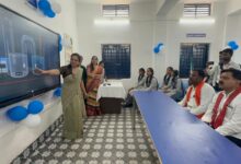 बच्चों के संग विद्यार्थी बने उपमुख्यमंत्री विजय शर्मा: डिजिटल बोर्ड से शिक्षिका ने उपमुख्यमंत्री को पढ़ाई हृदय की संरचना एवं बैटरी की कार्यप्रणाली….