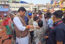 लोकल फॉर वोकल को बढ़ावा देने खाद्य मंत्री सपरिवार  खरीदी करने पहुंचे बाजार