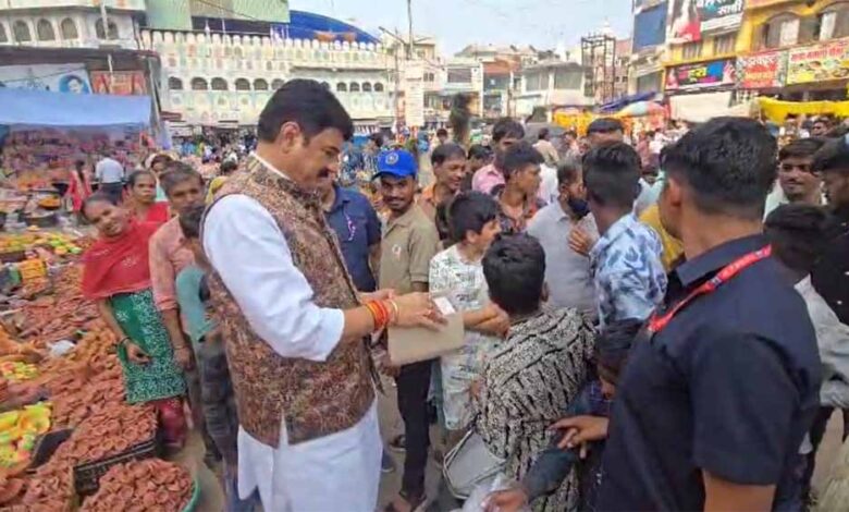 लोकल फॉर वोकल को बढ़ावा देने खाद्य मंत्री सपरिवार खरीदी करने पहुंचे बाजार लोकल फॉर वोकल को बढ़ावा देने खाद्य मंत्री सपरिवार खरीदी करने पहुंचे बाजार