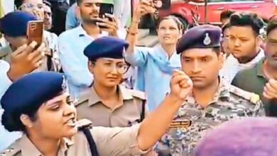 ग्वालियर की मुस्लिम महिला DSP ने दिखाई सूझबूझ, विरोध करने वालों पर लगाए ‘जय श्रीराम’ के नारे ग्वालियर की मुस्लिम महिला DSP ने दिखाई सूझबूझ, विरोध करने वालों पर लगाए ‘जय श्रीराम’ के नारे