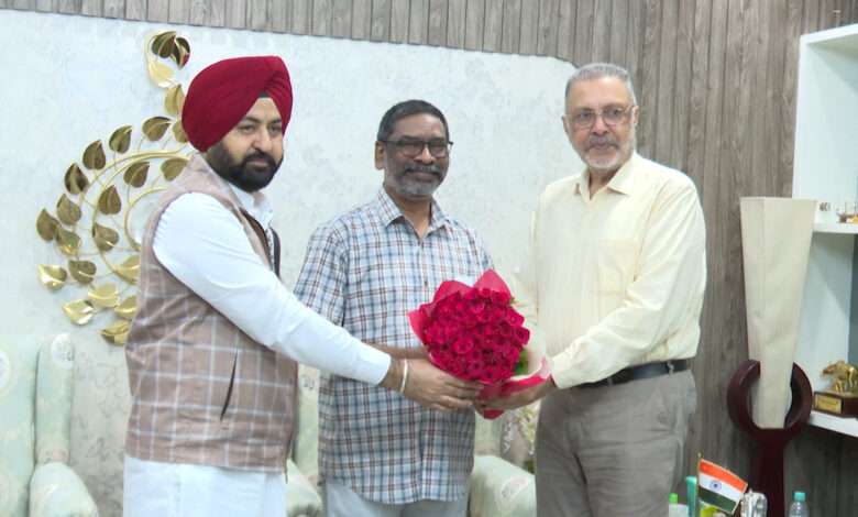 पंजाब के दो मंत्रियों ने रांची में मुख्यमंत्री हेमंत सोरेन से की मुलाकात पंजाब के दो मंत्रियों ने रांची में मुख्यमंत्री हेमंत सोरेन से की मुलाकात