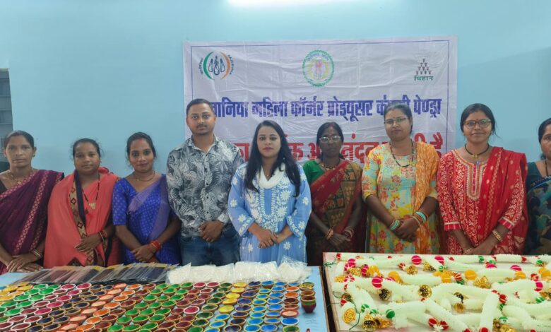 दीये और पूजा सामग्री की बिक्री से समूह की महिलाएं हो रही समृद्ध: 1.11 लाख रूपये की कर चुकी हैं दीये और पूजा सामग्री की बिक्री…. दीये और पूजा सामग्री की बिक्री से समूह की महिलाएं हो रही समृद्ध: 1.11 लाख रूपये की कर चुकी हैं दीये और पूजा सामग्री की बिक्री….