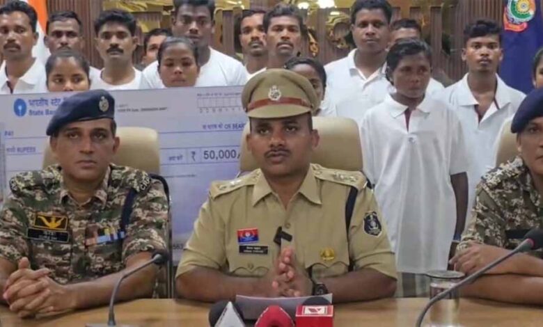 कांकेर-सुकमा में माओवादी विरोधी ऑपरेशन का बड़ा ब्रेकथ्रू: 100 से ज्यादा ने सरेंडर किया कांकेर-सुकमा में माओवादी विरोधी ऑपरेशन का बड़ा ब्रेकथ्रू: 100 से ज्यादा ने सरेंडर किया
