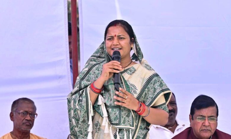 मंत्री श्रीमती लक्ष्मी राजवाड़े के प्रयासों से ग्रामीणों की मांग हुई पूरी: सूरजपुर में 11 करोड़ 39 लाख रुपये की लागत से दो सड़कों का निर्माण कार्य प्रारंभ…. मंत्री श्रीमती लक्ष्मी राजवाड़े के प्रयासों से ग्रामीणों की मांग हुई पूरी: सूरजपुर में 11 करोड़ 39 लाख रुपये की लागत से दो सड़कों का निर्माण कार्य प्रारंभ….