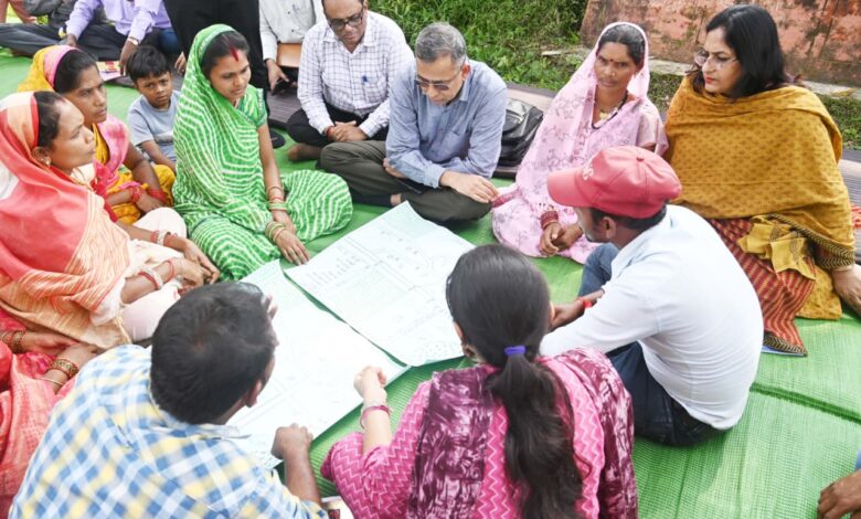 आदि कर्मयोगी अभियान के राज्य नोडल अधिकारी एम. राज मुरूगन कबीरधाम के ग्रामीणों से किया सीधा संवाद….