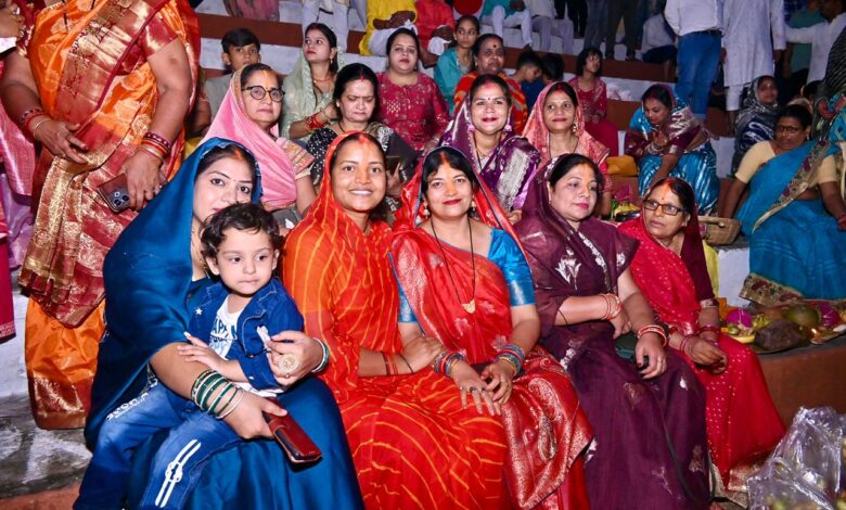 मंत्री श्रीमती लक्ष्मी राजवाड़े ने , सूर्यदेव को अर्पित किया संध्या अर्घ्य:  प्रदेश की सुख-समृद्धि के लिए की छठी मईया से कामना,,,,, मंत्री श्रीमती लक्ष्मी राजवाड़े ने , सूर्यदेव को अर्पित किया संध्या अर्घ्य:  प्रदेश की सुख-समृद्धि के लिए की छठी मईया से कामना,,,,,