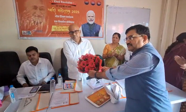 अमेठी में खादी महोत्सव 2025: “हर घर स्वदेशी, घर घर स्वदेशी” थीम पर आयोजित कार्यक्रम अमेठी में खादी महोत्सव 2025: “हर घर स्वदेशी, घर घर स्वदेशी” थीम पर आयोजित कार्यक्रम