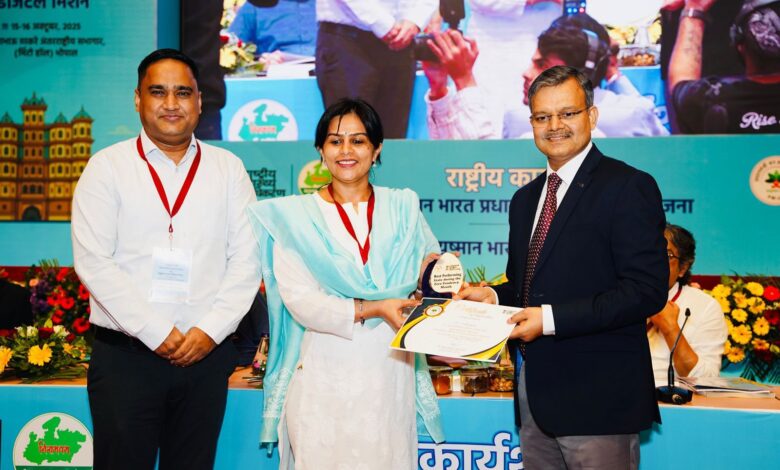 छत्तीसगढ़ को प्रधानमंत्री जन आरोग्य योजना में मिला राष्ट्रीय सम्मान,‘सर्वश्रेष्ठ प्रदर्शन करने वाला राज्य’ घोषित… छत्तीसगढ़ को प्रधानमंत्री जन आरोग्य योजना में मिला राष्ट्रीय सम्मान,‘सर्वश्रेष्ठ प्रदर्शन करने वाला राज्य’ घोषित…