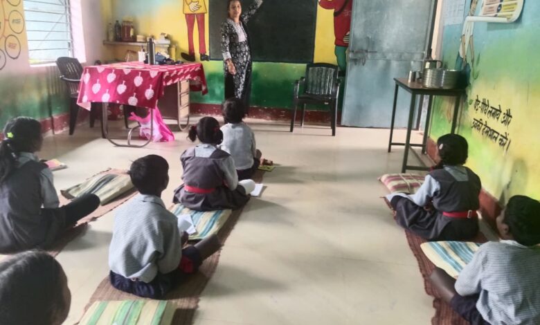युक्तियुक्तकरण नीति से स्वच्छता के सुदूर वनांचल में लौटी शिक्षा की रोशनी… युक्तियुक्तकरण नीति से स्वच्छता के सुदूर वनांचल में लौटी शिक्षा की रोशनी…