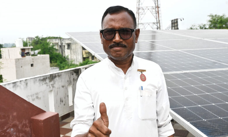 पीएम सूर्यघर मुफ्त बिजली योजना से लखन लाल को मिला दोहरा लाभ: घर और व्यवसायिक प्रतिष्ठान दोनों में उजाला और बचत का संगम….