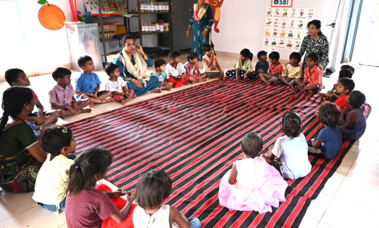 आंगनबाड़ी केंद्रों की बदली तस्वीर खेलते-खिलखिलाते नन्हे कदमों से संवर रहा भविष्य….