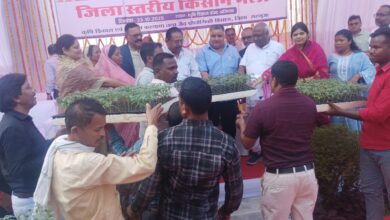 राष्ट्रीय कृषि विकास योजना अंतर्गत किसानों को ग्राफ्टेड टमाटर पौधे किए वितरित: फसल विविधीकरण एवं जैविक खेती का मार्गदर्शन मिला किसानों को किसान मेंला में….. राष्ट्रीय कृषि विकास योजना अंतर्गत किसानों को ग्राफ्टेड टमाटर पौधे किए वितरित: फसल विविधीकरण एवं जैविक खेती का मार्गदर्शन मिला किसानों को किसान मेंला में…..