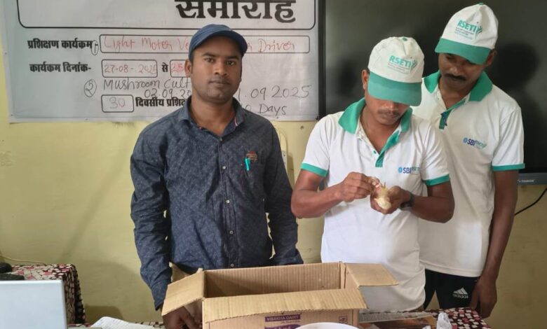 आत्मसमर्पित माओवादियों ने थामी तरक्की की डोर : बीजापुर के 32 पूर्व माओवादियों ने सीखा कुक्कुटपालन और बकरीपालन का गुर….. आत्मसमर्पित माओवादियों ने थामी तरक्की की डोर : बीजापुर के 32 पूर्व माओवादियों ने सीखा कुक्कुटपालन और बकरीपालन का गुर…..