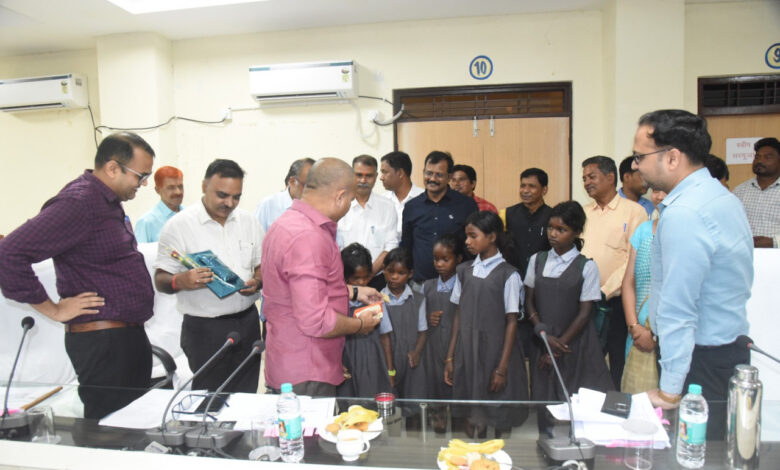 शिक्षा की मुख्यधारा से जुड़े उत्साहित पहाड़ी कोरवा बच्चों ने कलेक्टर से की मुलाकात…