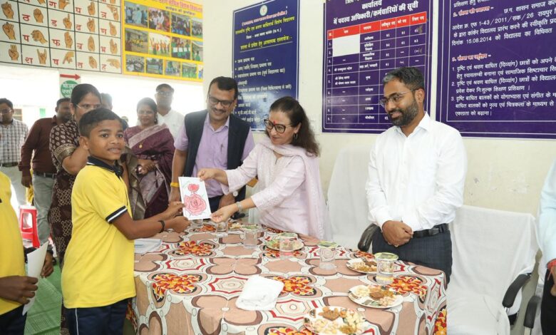केन्द्र सरकार की अतिरिक्त सचिव पहुंची कांकेर : मावा मोदोल एवं श्रवण बाधितार्थ विद्यालय का किया निरीक्षण….. केन्द्र सरकार की अतिरिक्त सचिव पहुंची कांकेर : मावा मोदोल एवं श्रवण बाधितार्थ विद्यालय का किया निरीक्षण…..