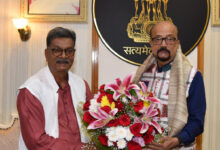राज्यपाल रमेन डेका से छत्तीसगढ़ विधानसभा के नेता प्रतिपक्ष डॉ. महंत ने सौजन्य भेंट की….