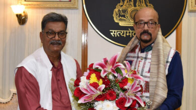 राज्यपाल रमेन डेका से छत्तीसगढ़ विधानसभा के नेता प्रतिपक्ष डॉ. महंत ने सौजन्य भेंट की…. राज्यपाल रमेन डेका से छत्तीसगढ़ विधानसभा के नेता प्रतिपक्ष डॉ. महंत ने सौजन्य भेंट की….