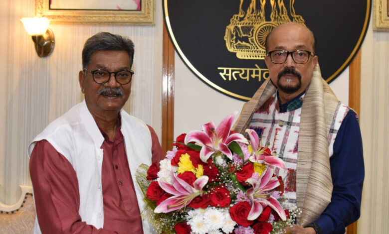 राज्यपाल रमेन डेका से छत्तीसगढ़ विधानसभा के नेता प्रतिपक्ष डॉ. महंत ने सौजन्य भेंट की…. राज्यपाल रमेन डेका से छत्तीसगढ़ विधानसभा के नेता प्रतिपक्ष डॉ. महंत ने सौजन्य भेंट की….