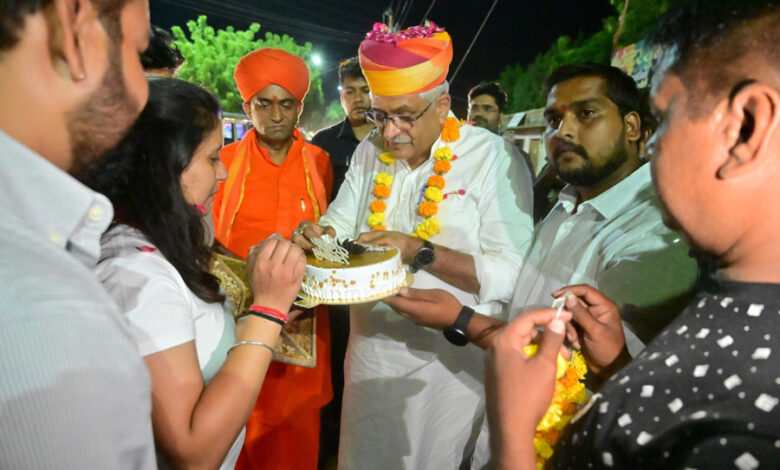 पोकरण में उमड़ा जनसैलाब, फूलों की बारिश के बीच, केंद्रीय मंत्री श्री गजेन्द्र सिंह शेखावत का जन्मोत्सव बना जनउत्सव