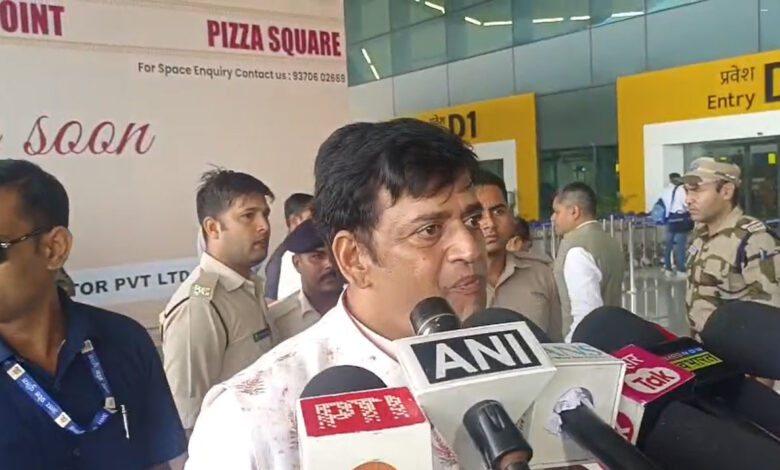 अब लालटेन का दौर गया, एलईडी लाइट का जमाना है-रवि किशन अब लालटेन का दौर गया, एलईडी लाइट का जमाना है-रवि किशन