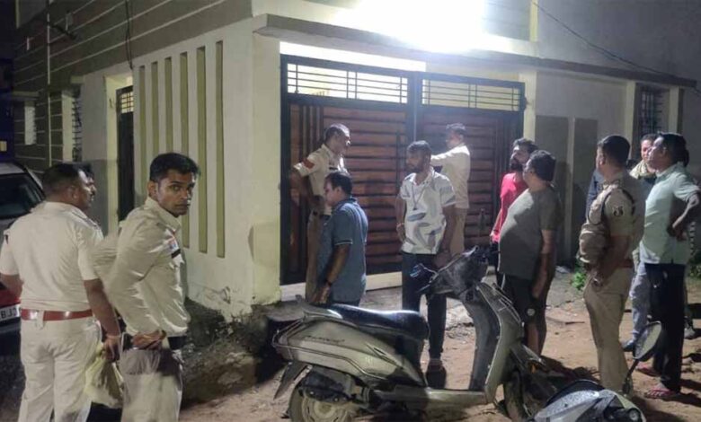 छत्तीसगढ़ में बड़ा खुलासा: जुआ खेलते पकड़े गए 6 पटवारी, संघ का कार्यकारी अध्यक्ष भी शामिल! छत्तीसगढ़ में बड़ा खुलासा: जुआ खेलते पकड़े गए 6 पटवारी, संघ का कार्यकारी अध्यक्ष भी शामिल!