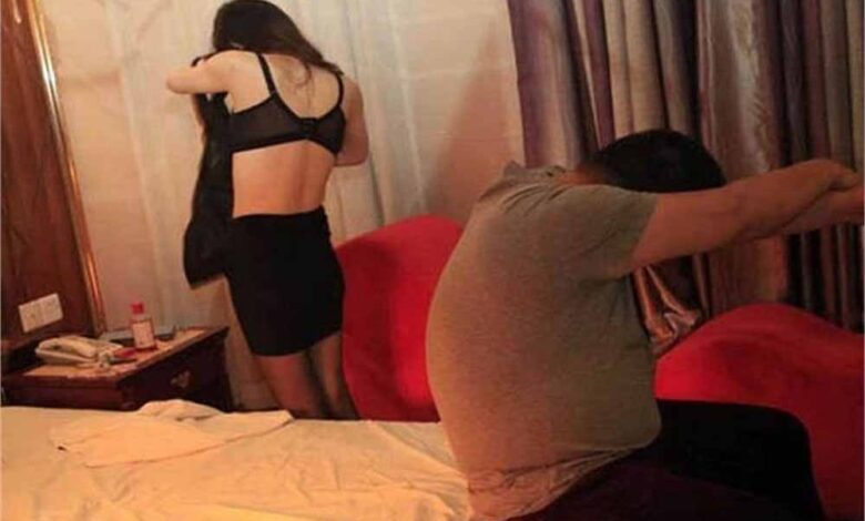 किराए के घर में चल रहा था सेक्स रैकेट, मोहल्ले की महिलाओं ने मचाया हड़कंप, पुलिस ने दबोचे तीन आरोपी किराए के घर में चल रहा था सेक्स रैकेट, मोहल्ले की महिलाओं ने मचाया हड़कंप, पुलिस ने दबोचे तीन आरोपी