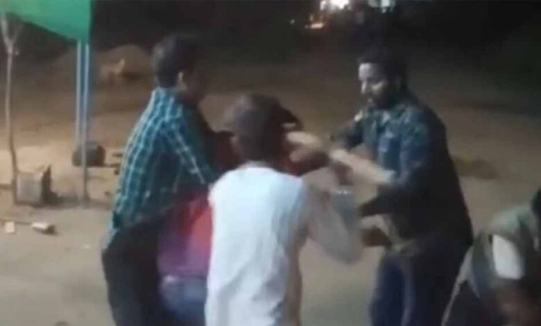 शहडोल का दर्दनाक हादसा: तीन भाइयों की सड़क पर पिटाई, दो की मौत, हिम्मत नहीं कर सका कोई मदद शहडोल का दर्दनाक हादसा: तीन भाइयों की सड़क पर पिटाई, दो की मौत, हिम्मत नहीं कर सका कोई मदद