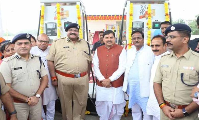 मुख्यमंत्री डॉ. यादव ने किया पुलिस वेलफेयर सोसाइटी के पेट्रोल पंप का लोकार्पण मुख्यमंत्री डॉ. यादव ने किया पुलिस वेलफेयर सोसाइटी के पेट्रोल पंप का लोकार्पण