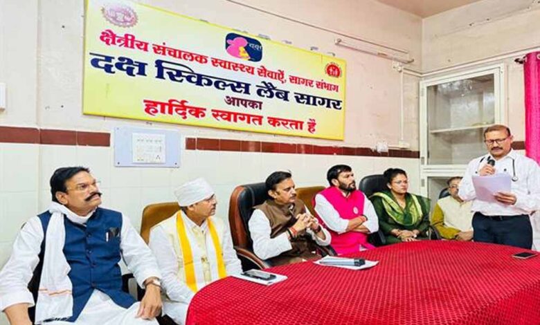 डॉक्टर्स की इमरजेंसी कक्ष में उपस्थिति सुनिश्चित करें : उप मुख्यमंत्री शुक्ल डॉक्टर्स की इमरजेंसी कक्ष में उपस्थिति सुनिश्चित करें : उप मुख्यमंत्री शुक्ल