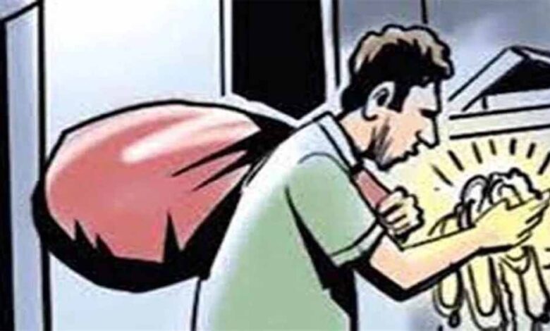 मध्यप्रदेश में सड़क पर ठगी! युवक ने कारोबारी की पत्नी से गहने छीने मध्यप्रदेश में सड़क पर ठगी! युवक ने कारोबारी की पत्नी से गहने छीने