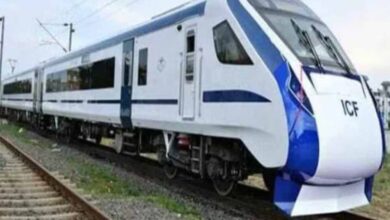 वंदे भारत एक्सप्रेस के पायलट की हरकत देख यात्रियों के उड़े होश, रेलवे में मचा हड़कंप! वंदे भारत एक्सप्रेस के पायलट की हरकत देख यात्रियों के उड़े होश, रेलवे में मचा हड़कंप!