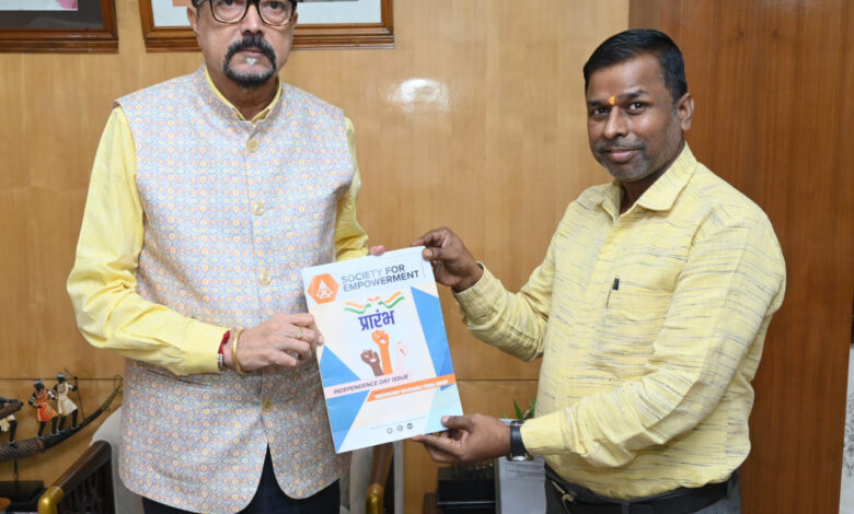 राज्यपाल रमेन डेका को ‘प्रारंभ‘ पत्रिका का विशेषांक भेंट…. राज्यपाल रमेन डेका को ‘प्रारंभ‘ पत्रिका का विशेषांक भेंट….