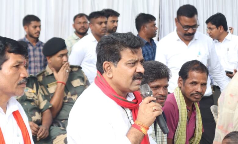 उप मुख्यमंत्री विजय शर्मा ने सुदूर संवेदनशील ग्राम कच्चापाल में ग्रामीणों के साथ किया संवाद…. उप मुख्यमंत्री विजय शर्मा ने सुदूर संवेदनशील ग्राम कच्चापाल में ग्रामीणों के साथ किया संवाद….
