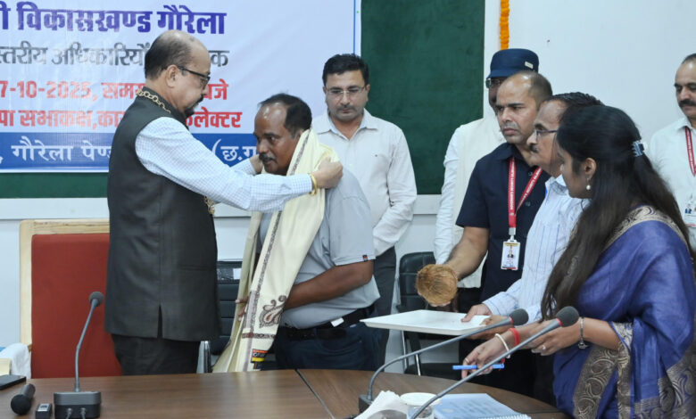 राज्यपाल रमेन डेका ने उत्कृष्ट कार्य के लिए डाइट के प्राचार्य को सम्मानित किया….