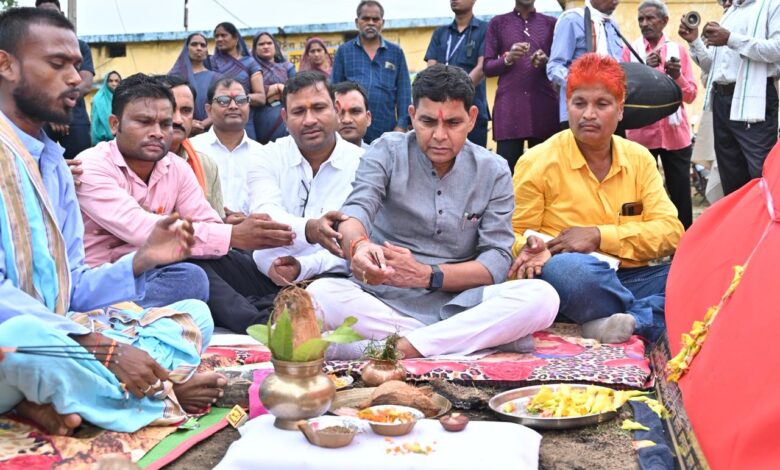 ग्रामीणों का जीवन स्तर ऊंचा होने से ही बनेगा विकसित छत्तीसगढ़- मंत्री टंक राम वर्मा…. ग्रामीणों का जीवन स्तर ऊंचा होने से ही बनेगा विकसित छत्तीसगढ़- मंत्री टंक राम वर्मा….