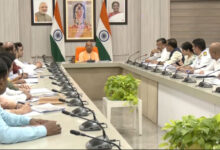 लखनऊ में मुख्यमंत्री योगी आदित्यनाथ ने संस्कृत विभाग के अधिकारियों के साथ समीक्षा बैठक की