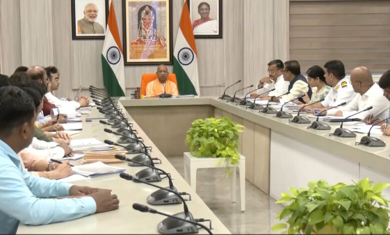 लखनऊ में मुख्यमंत्री योगी आदित्यनाथ ने संस्कृत विभाग के अधिकारियों के साथ समीक्षा बैठक की लखनऊ में मुख्यमंत्री योगी आदित्यनाथ ने संस्कृत विभाग के अधिकारियों के साथ समीक्षा बैठक की