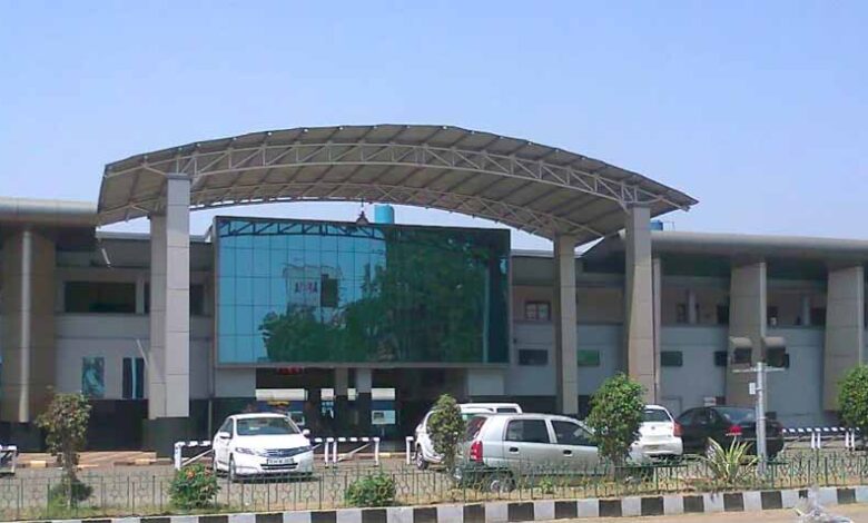 रायपुर रेलवे स्टेशन में गूंजा ‘अरपा पैरी के धार’ – यात्रियों ने महसूस की छत्तीसगढ़ी गर्व की धुन रायपुर रेलवे स्टेशन में गूंजा ‘अरपा पैरी के धार’ – यात्रियों ने महसूस की छत्तीसगढ़ी गर्व की धुन