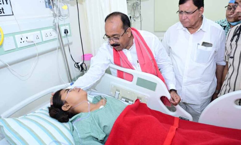 उप मुख्यमंत्री अरुण साव रेल हादसे में घायल लोगों से मिले, डॉक्टरों को बेहतर से बेहतर इलाज के दिए निर्देश