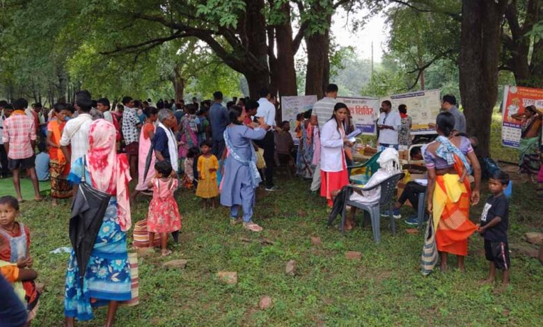 बीजापुर में विकास की दस्तकः धुर माओवाद प्रभावित क्षेत्र के सात गांवों में पहली बार लगा मेगा हेल्थ कैंप