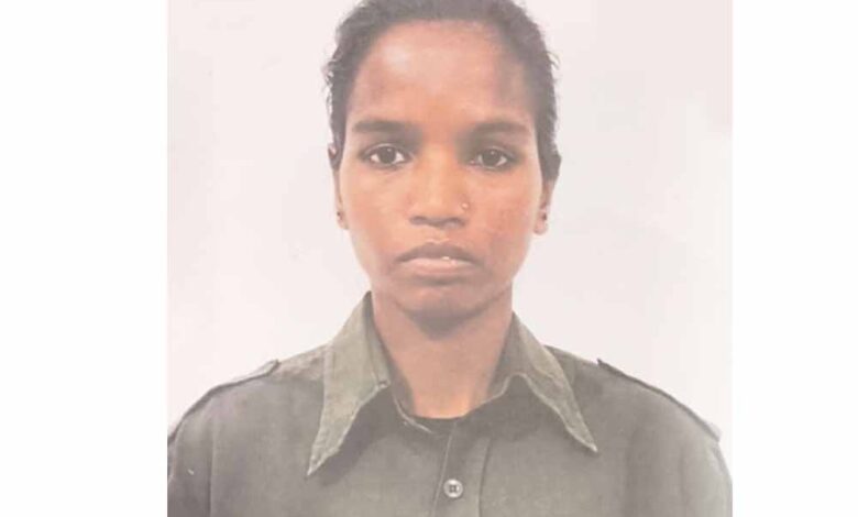 14 साल बाद बंदूक से विश्वास की राह पर: 17 लाख की इनामी नक्सली कमला सोरी ने किया आत्मसमर्पण 14 साल बाद बंदूक से विश्वास की राह पर: 17 लाख की इनामी नक्सली कमला सोरी ने किया आत्मसमर्पण