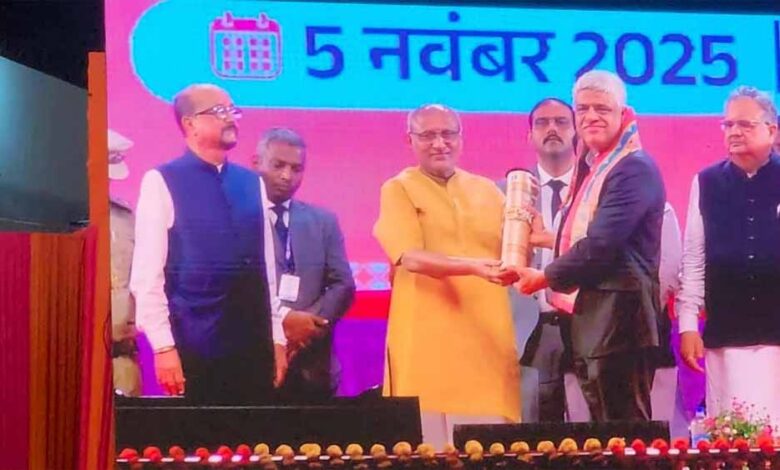 लंदन में मनीष तिवारी का जलवा: उपराष्ट्रपति ने किया ‘छत्तीसगढ़ अप्रवासी भारतीय सम्मान’ से सम्मानित