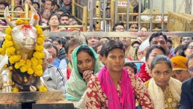 स्टार क्रिकेटर दीप्ति शर्मा ने महाकाल की भस्म आरती में लिया हिस्सा, मंदिर समिति ने  किया सम्मानित