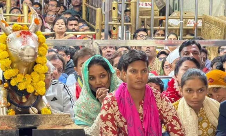 स्टार क्रिकेटर दीप्ति शर्मा ने महाकाल की भस्म आरती में लिया हिस्सा, मंदिर समिति ने  किया सम्मानित